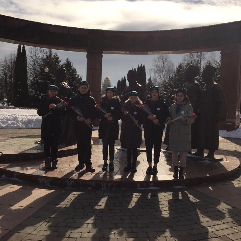 Учащиеся 9 «Б» класса почтили память защитников Отечества. Юные Миротворцы возложили цветы к  обелиску павших воинов на Мемориале Славы.